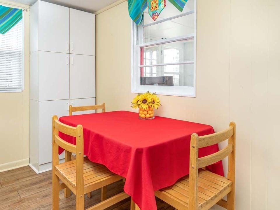 Condo, 1 Queen Bed, Kitchen, Garden View | Dining