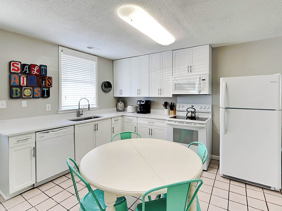 Condo, Multiple Beds, Kitchen, Garden View | Private kitchen | Fridge, microwave, oven, stovetop