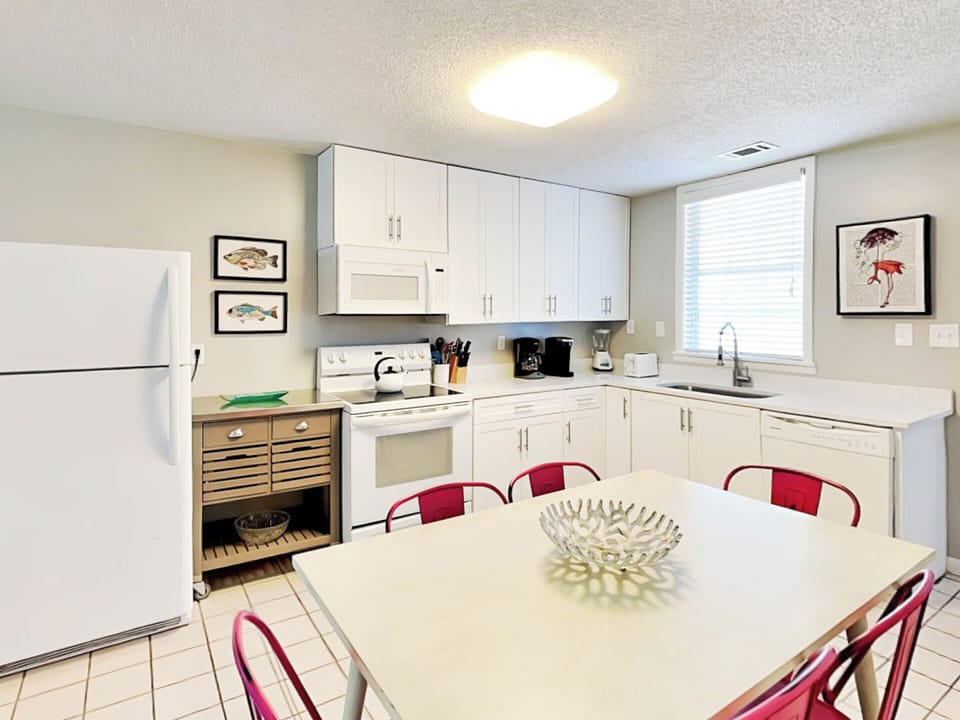 Condo, Multiple Beds, Kitchen, Garden View | Private kitchen | Fridge, microwave, oven, stovetop