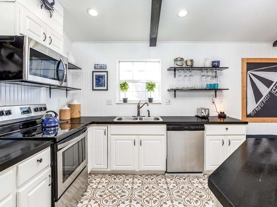 House, Multiple Beds, Hot Tub, Garden View | Private kitchen | Fridge, microwave, oven, stovetop