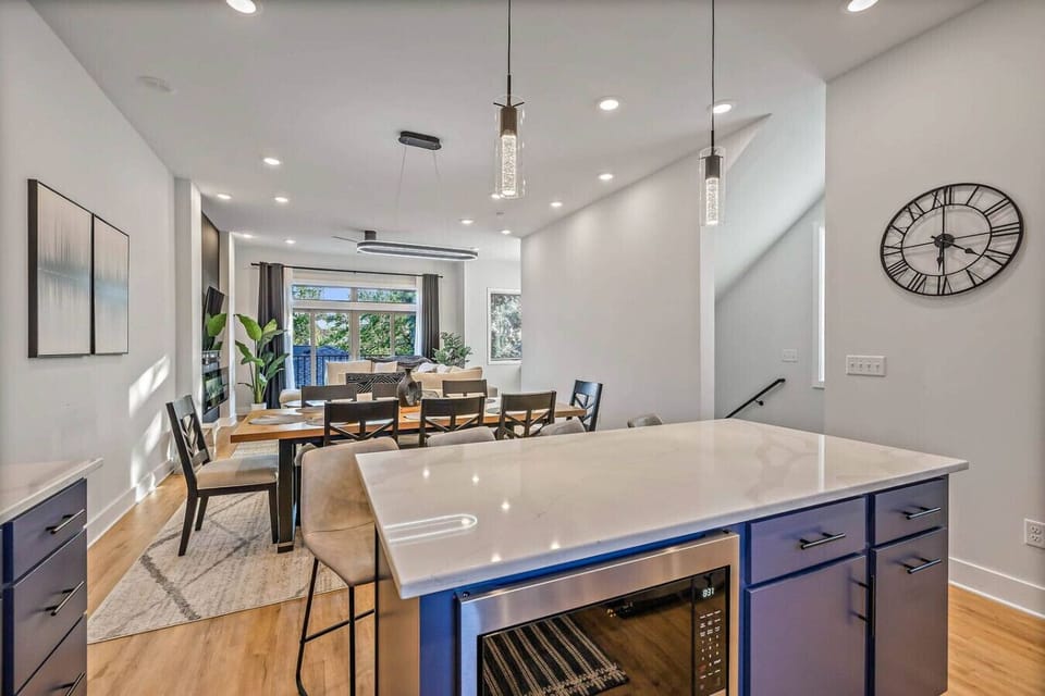 Kitchen bar top, plenty of seating