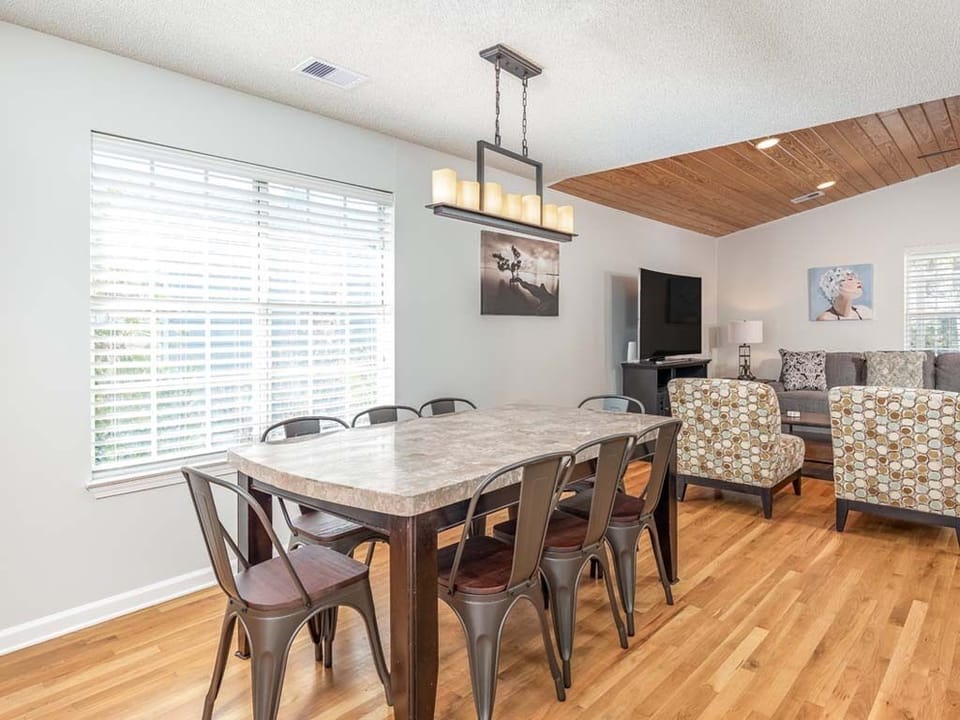 House, Multiple Beds, Pool Access, Pool View | Dining