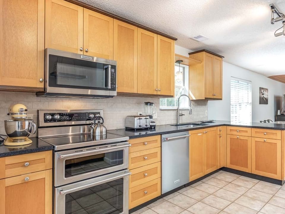 House, Multiple Beds, Pool Access, Pool View | Private kitchen | Fridge, microwave, oven, stovetop