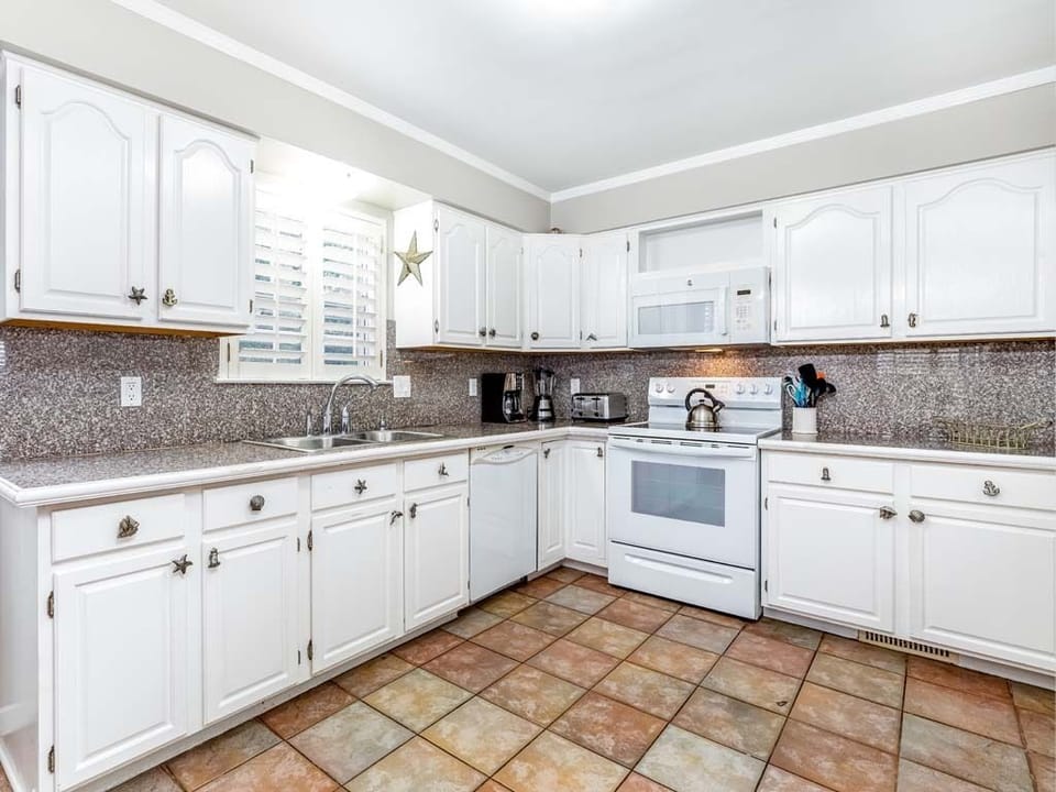 House, Multiple Beds, Kitchen, Garden View | Private kitchen | Fridge, microwave, oven, stovetop