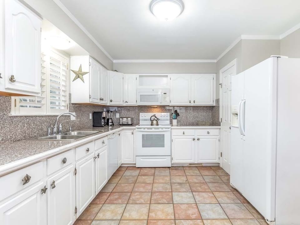 House, Multiple Beds, Kitchen, Garden View | Private kitchen | Fridge, microwave, oven, stovetop