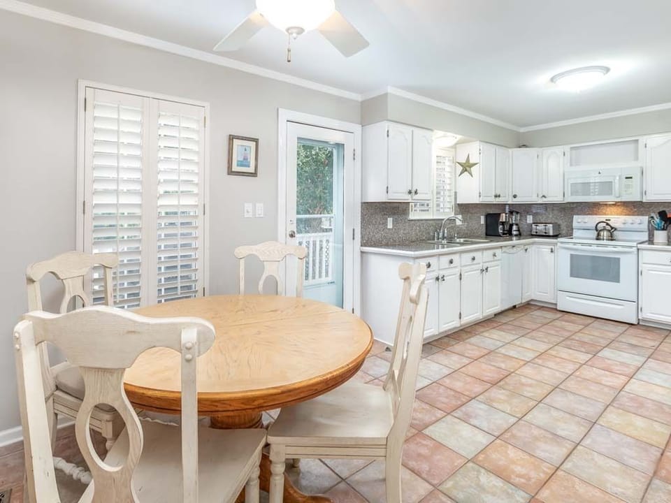 House, Multiple Beds, Kitchen, Garden View | Dining