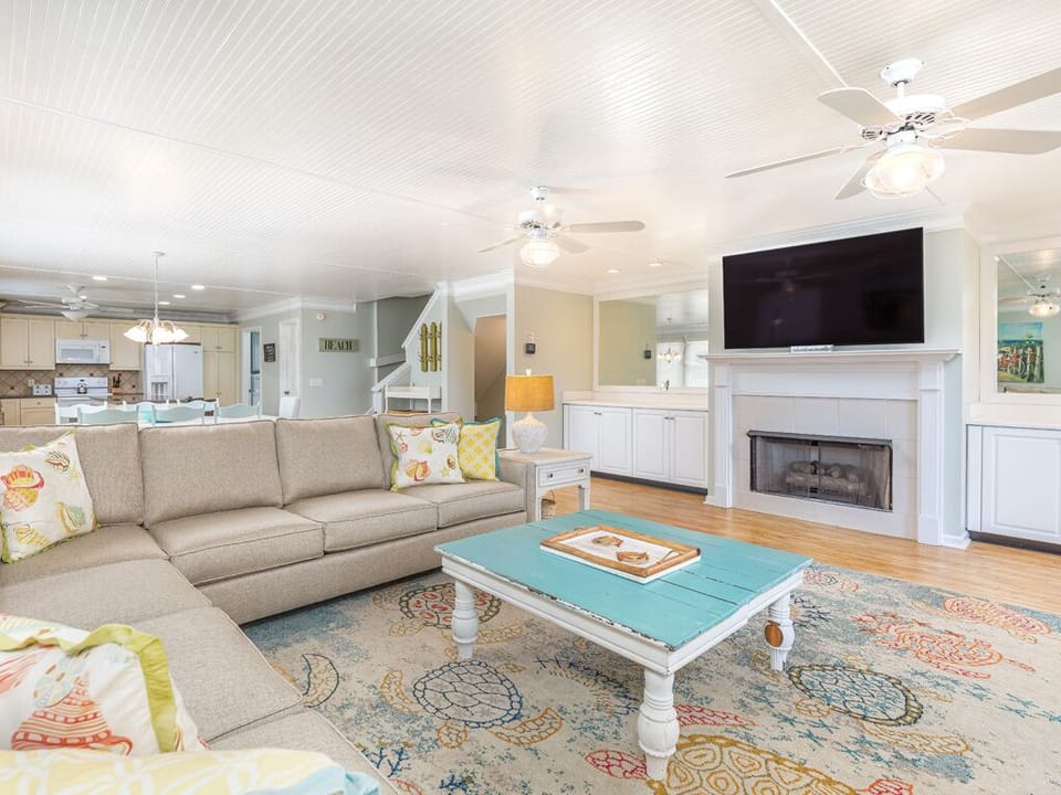 House, Multiple Beds, Kitchen, Garden View | Living area | 40-inch TV with digital channels