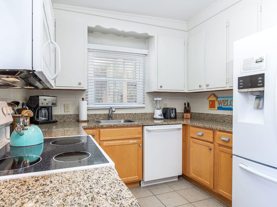 House, Multiple Beds, Kitchen, Garden View | Private kitchen | Fridge, microwave, oven, stovetop