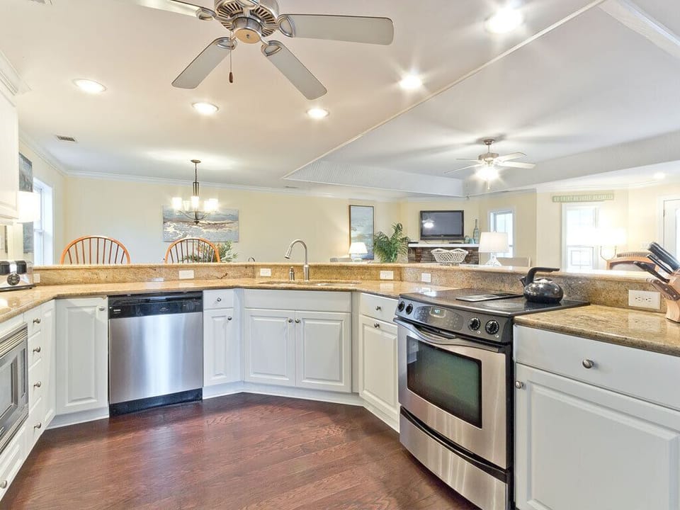 House, Multiple Beds, Kitchen, Partial Sea View | Private kitchen | Fridge, microwave, oven, stovetop