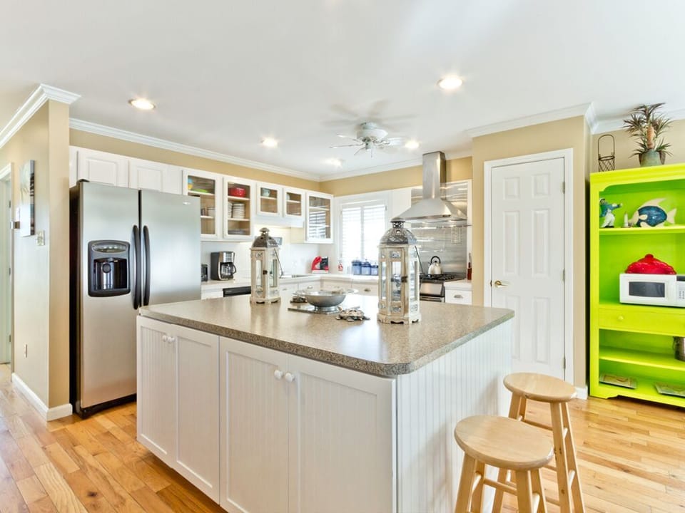 House, Multiple Beds, Kitchen | Private kitchen | Fridge, microwave, oven, stovetop