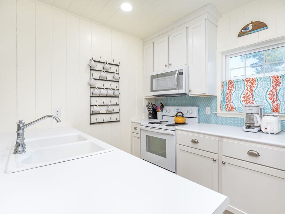 Cottage, Multiple Beds, Kitchen, Garden View | Private kitchen | Fridge, microwave, oven, stovetop