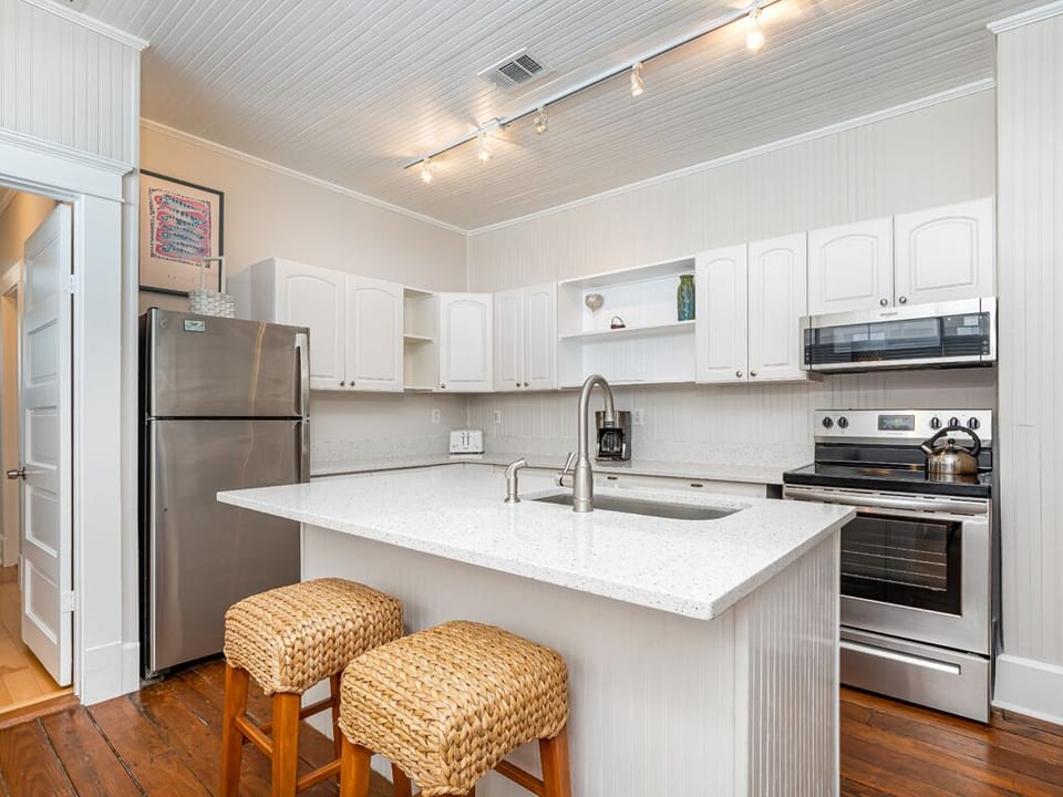 Condo, Multiple Beds, Kitchen, Partial Sea View | Private kitchen | Fridge, microwave, oven, stovetop
