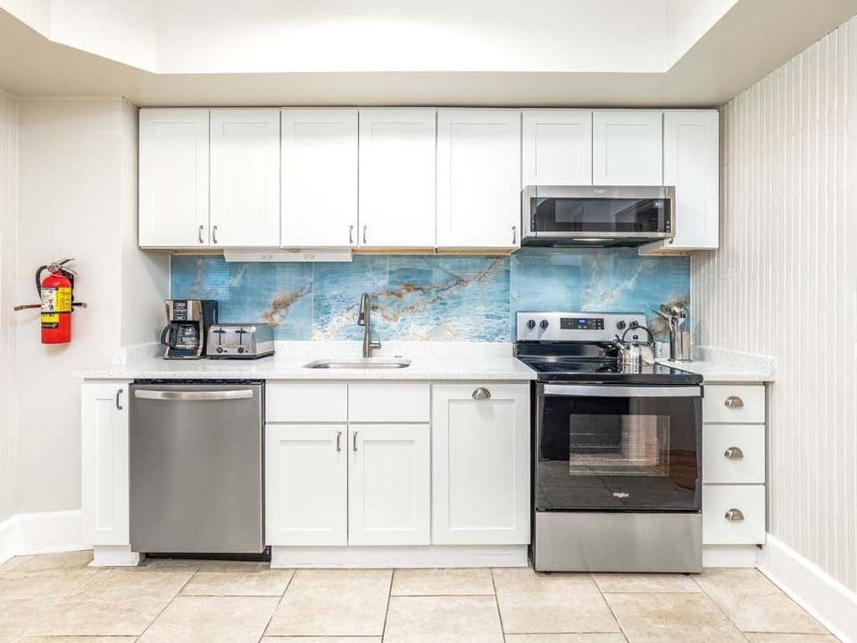 Condo, Multiple Beds, Kitchen, Garden View | Private kitchen | Fridge, microwave, oven, stovetop