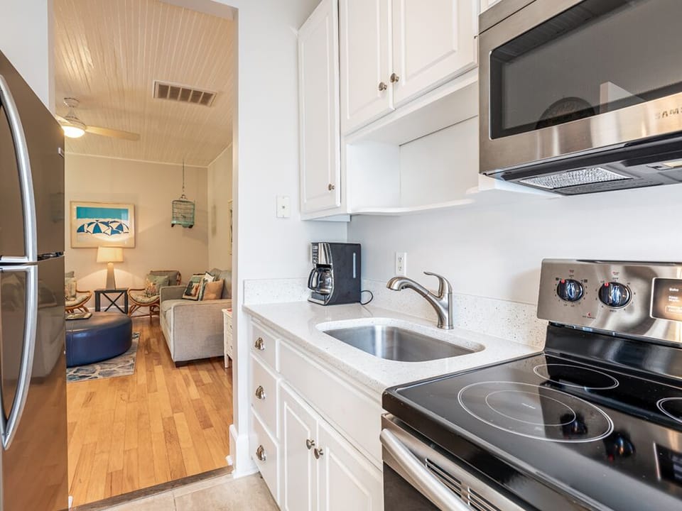 Condo, 1 Queen Bed with Sofa bed, Kitchen | Private kitchen | Fridge, microwave, oven, stovetop