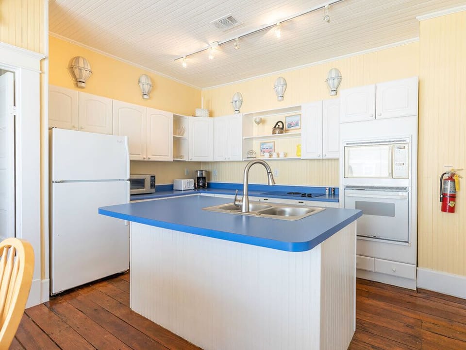 House, Multiple Beds, Kitchen, Partial Sea View | Private kitchen | Fridge, microwave, oven, stovetop