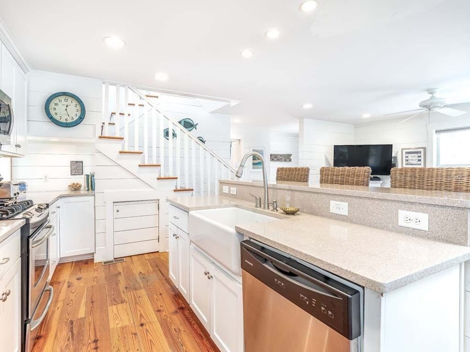 House, Multiple Beds, Pool Access, Pool View | Private kitchen | Fridge, microwave, oven, stovetop