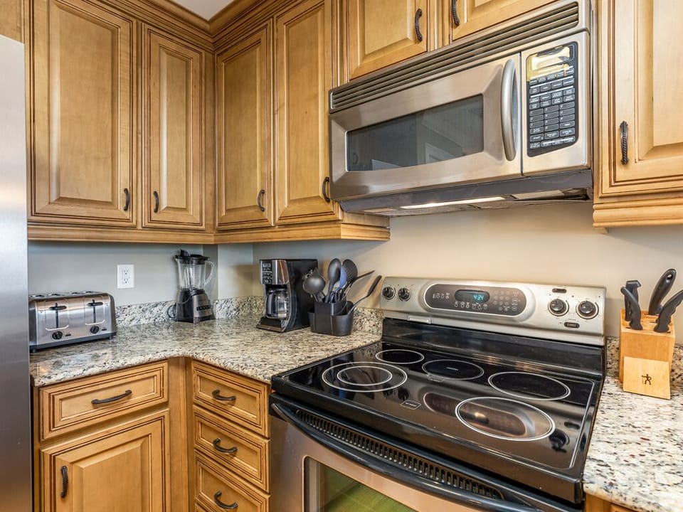 Condo, Multiple Beds, Kitchen | Private kitchen | Fridge, microwave, oven, stovetop