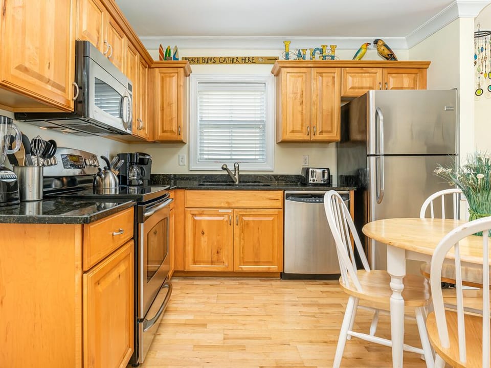 Condo, Multiple Beds, Kitchen, Beach View | Private kitchen | Fridge, microwave, oven, stovetop