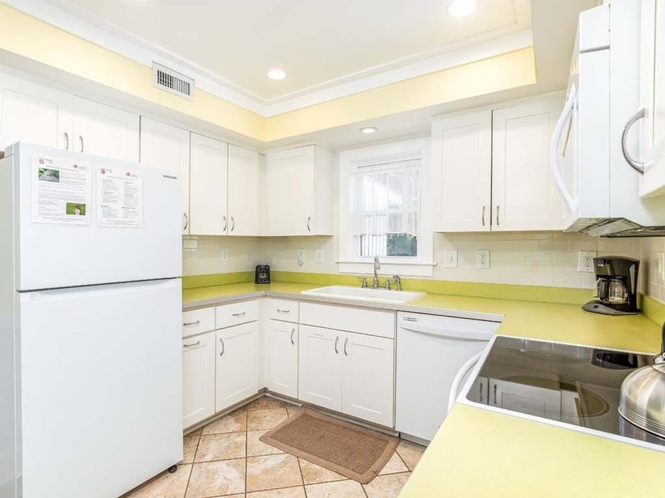 House, Multiple Beds, Kitchen, Garden View | Private kitchen | Fridge, microwave, oven, stovetop