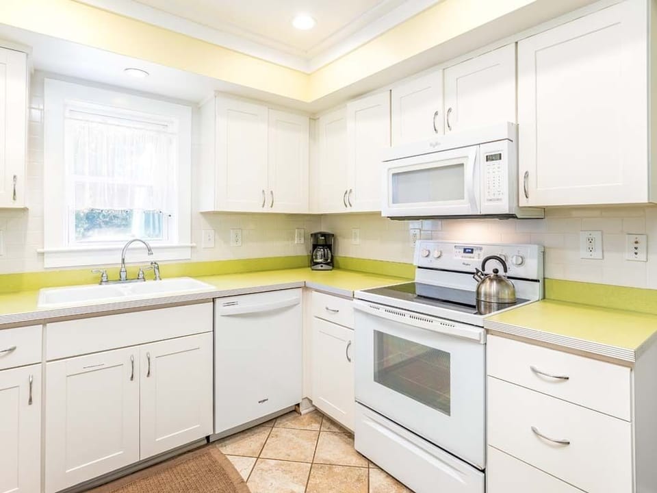 House, Multiple Beds, Kitchen, Garden View | Private kitchen | Fridge, microwave, oven, stovetop