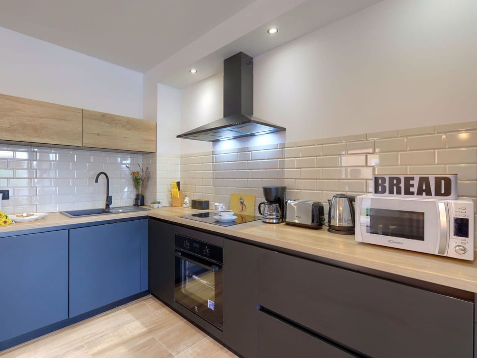 Countertop, Cabinetry, Tap, Kitchen Sink, Property, Sink, Kitchen Stove, Kitchen, Kitchen Appliance, Interior Design