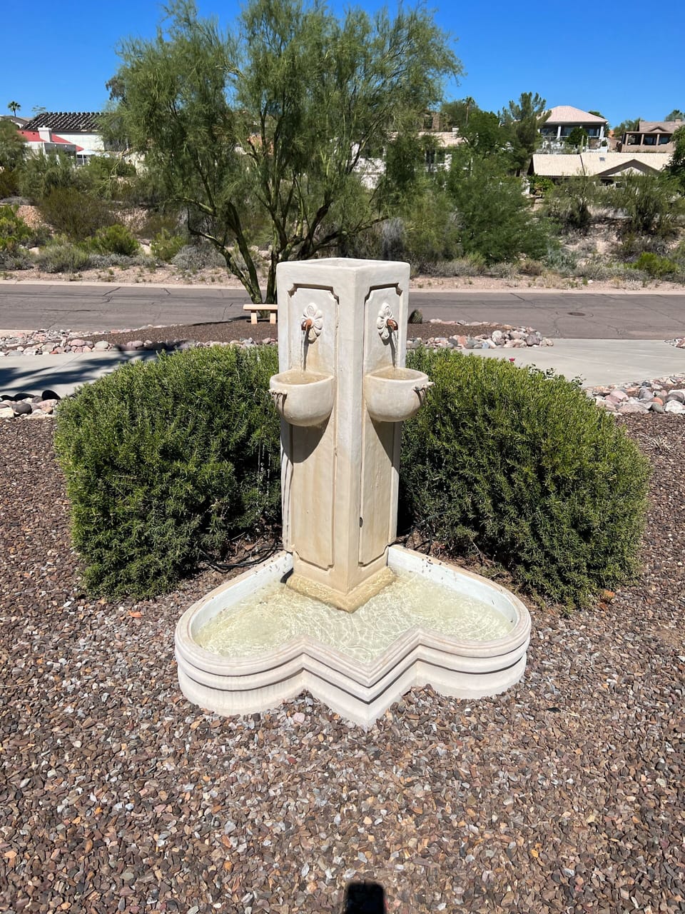 Tranquil Water Fountain. Views from the kitchen, Livingroom and patio!  Serene!