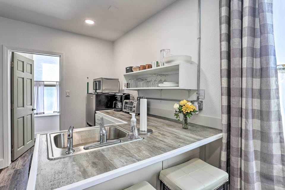 Kitchen | Cooking Basics | Coffee Maker | Paper Towels/Trash Bags Provided