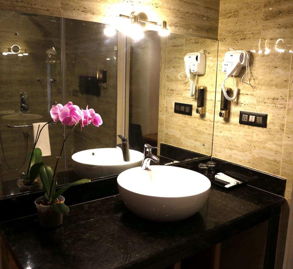Shower, rainfall showerhead, free toiletries, hair dryer