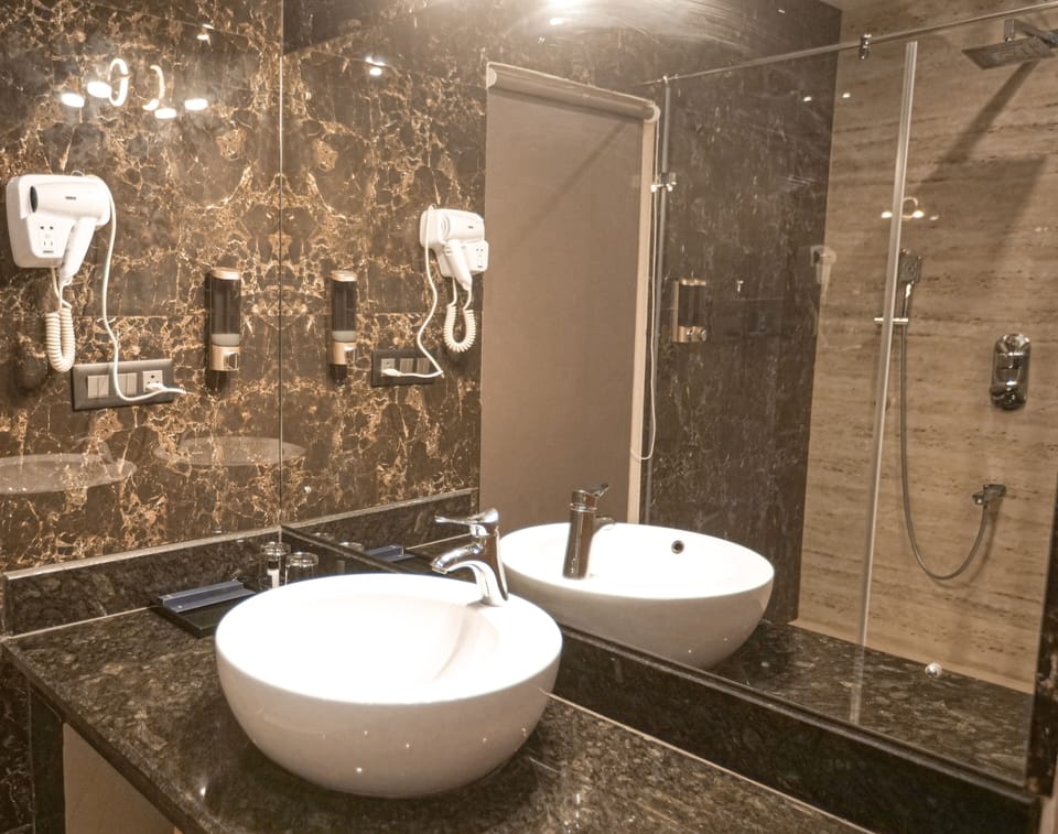 Deluxe Double or Twin Room | Bathroom | Shower, rainfall showerhead, free toiletries, hair dryer