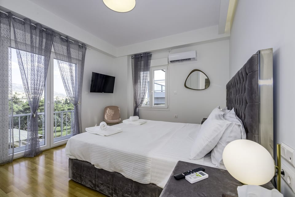 Second bedroom with king-size bed and Smart TV