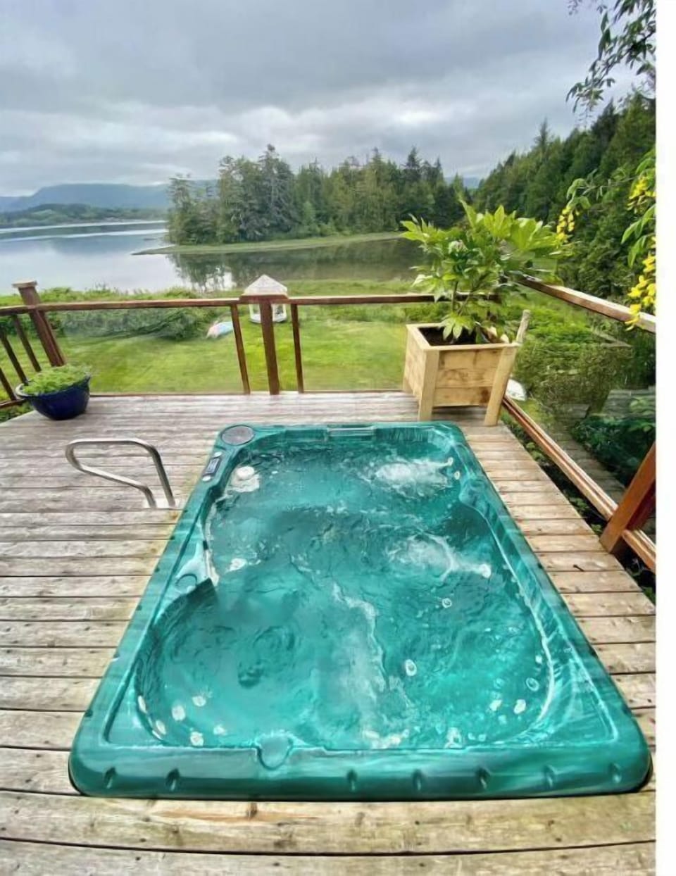 Outdoor spa tub