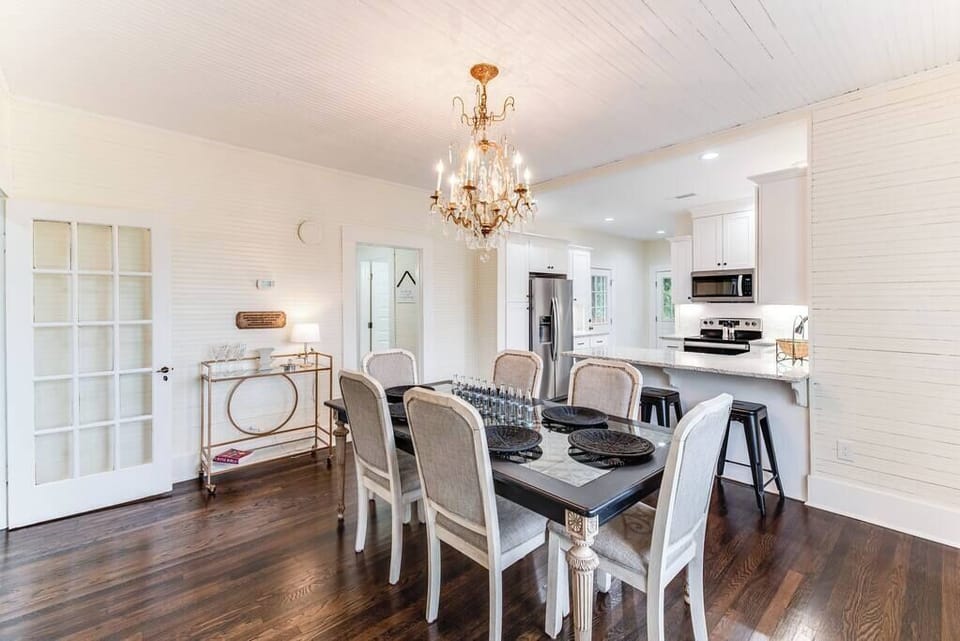 Enjoy your feast in this elegant 6-seater dining table. The kitchen bar provides 3 barstools for extra seating.