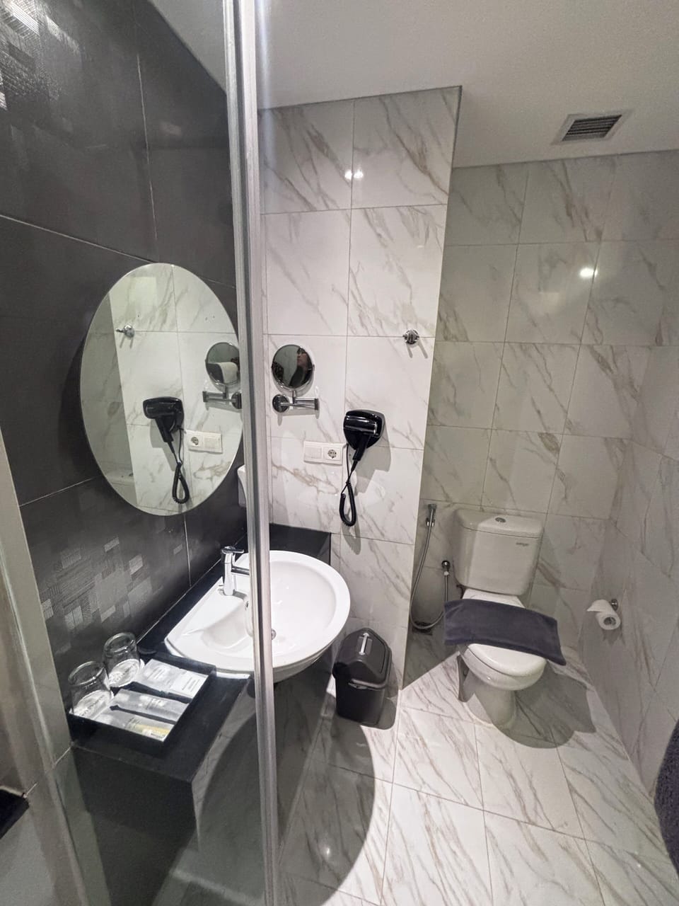 Superior Room | Bathroom | Shower, free toiletries, hair dryer, towels