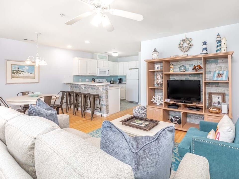 Condo, Multiple Beds, Kitchen, Beach View | Living area | 40-inch TV with digital channels