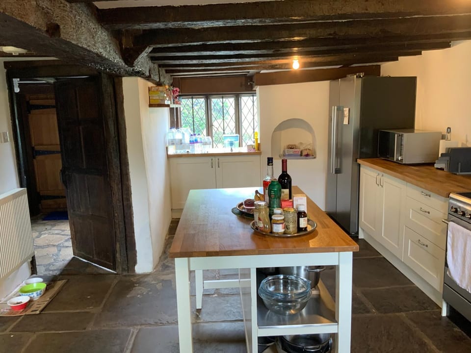 House (4 Bedrooms) | Private kitchen | Microwave, oven
