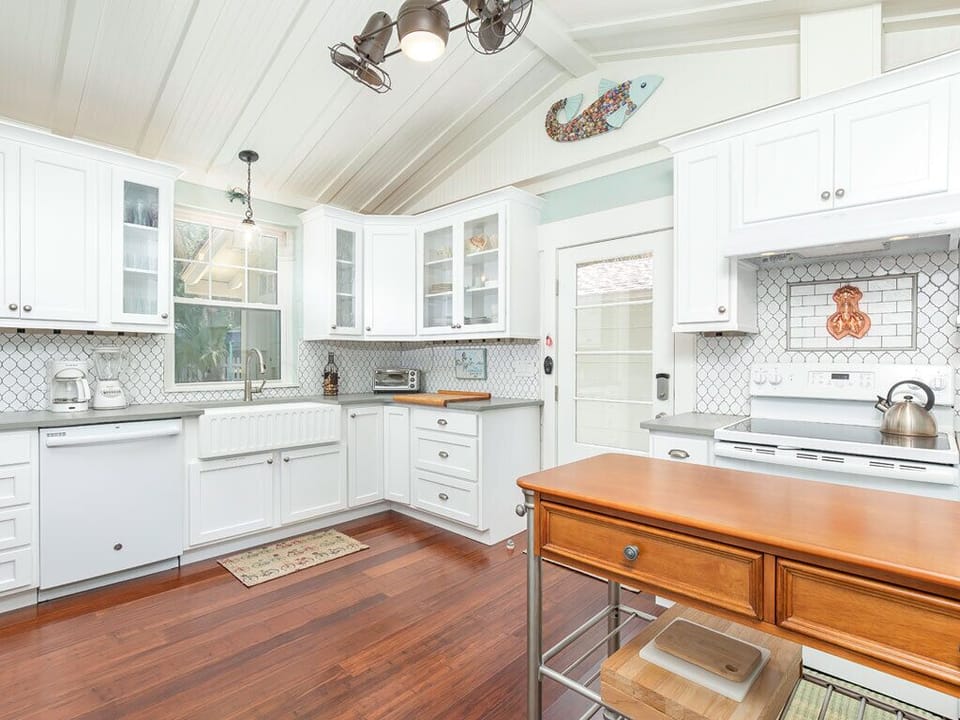 House, Multiple Beds, Kitchen, Garden View | Private kitchen | Fridge, microwave, oven, stovetop