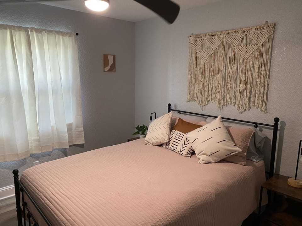 Queen Size Bed in bedroom. Extra heater and air.!