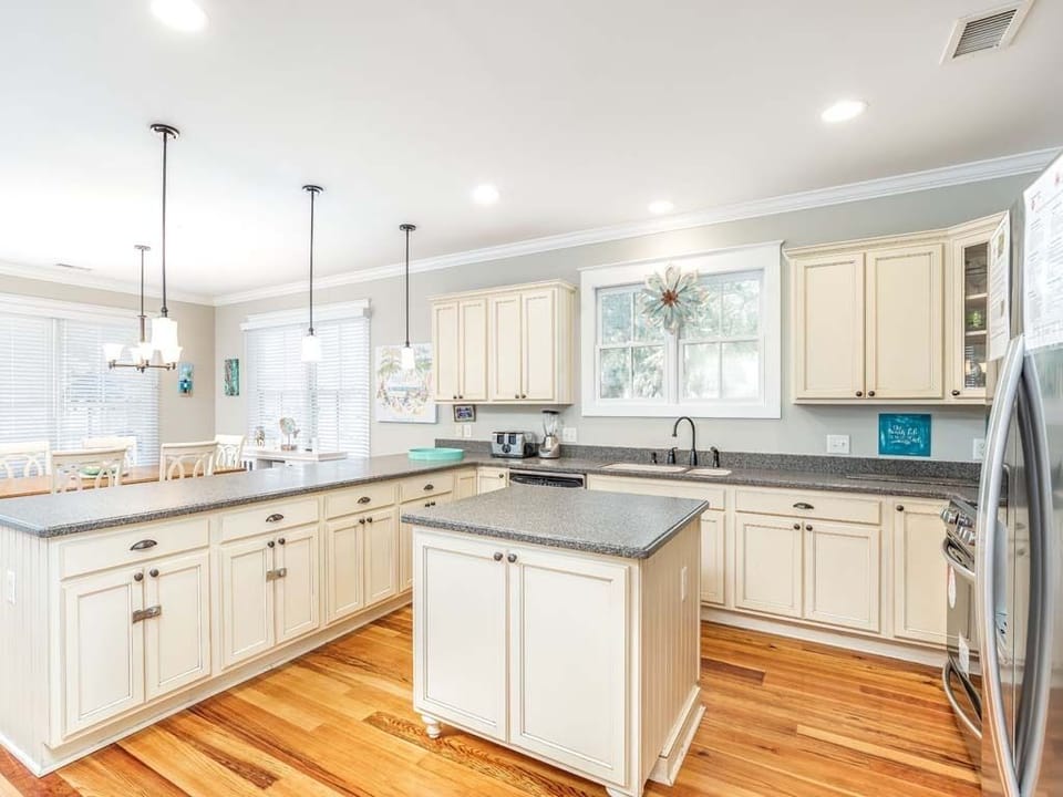 House, Multiple Beds, Pool Access, Pool View | Private kitchen | Fridge, microwave, oven, stovetop