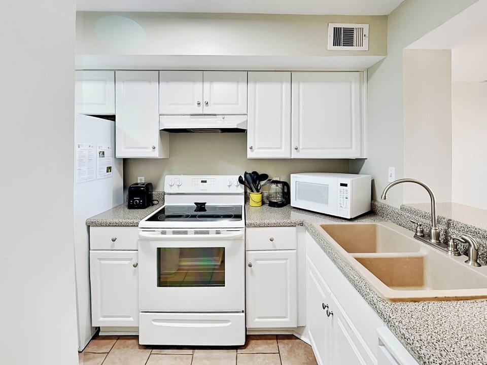 Condo, Multiple Beds, Kitchen, Beach View | Private kitchen | Fridge, microwave, oven, stovetop