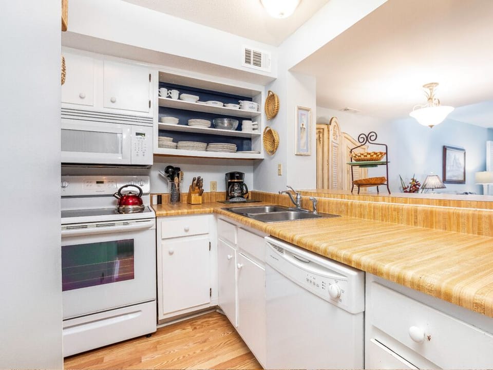 Condo, Multiple Beds, Kitchen, Beach View | Private kitchen | Fridge, microwave, oven, stovetop
