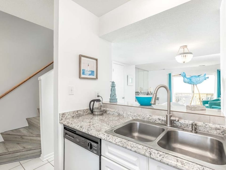 Condo, Multiple Beds, Kitchen, Beach View | Private kitchen | Fridge, microwave, oven, stovetop