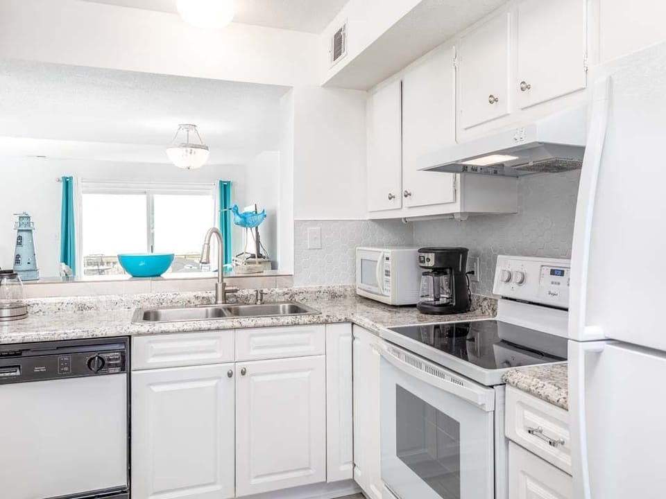 Condo, Multiple Beds, Kitchen, Beach View | Private kitchen | Fridge, microwave, oven, stovetop