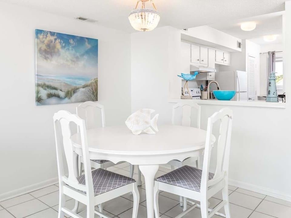 Condo, Multiple Beds, Kitchen, Beach View | Dining