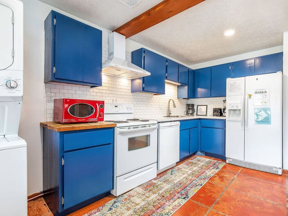 Condo, Multiple Beds, Kitchen, Pool View | Private kitchen | Fridge, microwave, oven, stovetop