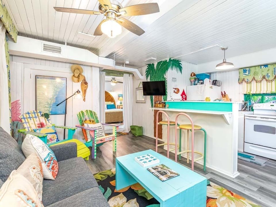 Condo, 1 King Bed, Kitchen, Pool View | Children's area