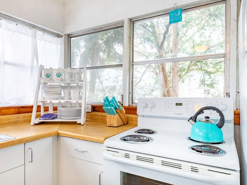 House, Multiple Beds, Kitchen, Garden View | Private kitchen | Fridge, microwave, oven, stovetop