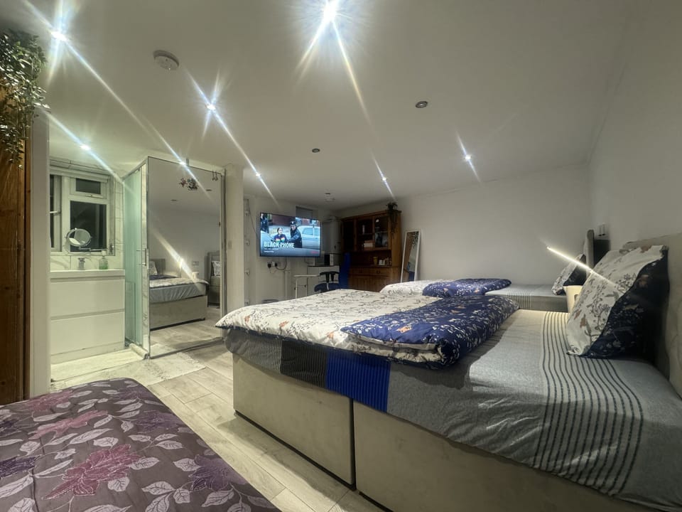 Annexe-Executive Family Room | Memory foam beds, individually furnished, desk, laptop workspace