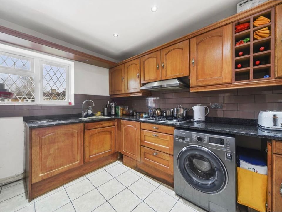 Full-size fridge, microwave, oven, electric kettle