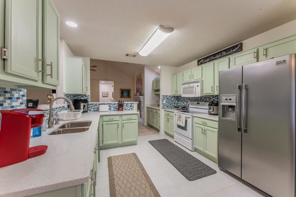 Stone counters, stocked kitchen, with air-fryer, Instapot, Keurig, and much more