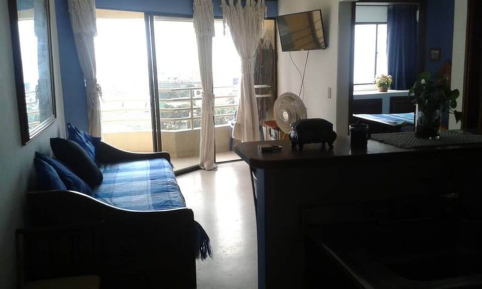 Apartment, 1 Bedroom, Smoking, City View | Living room